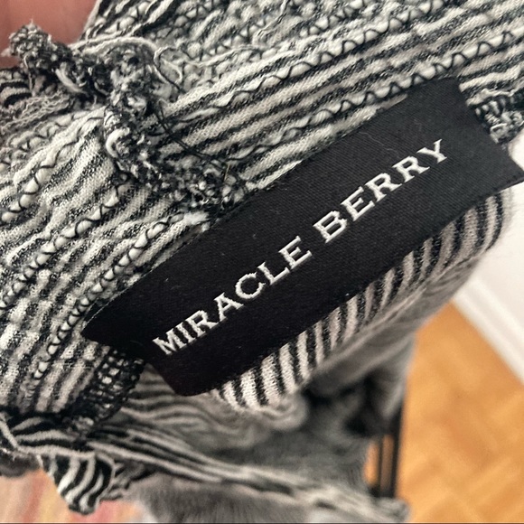 Off the shoulder flowy top - Picture 2 of 3